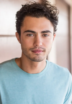  Darren Barnet
